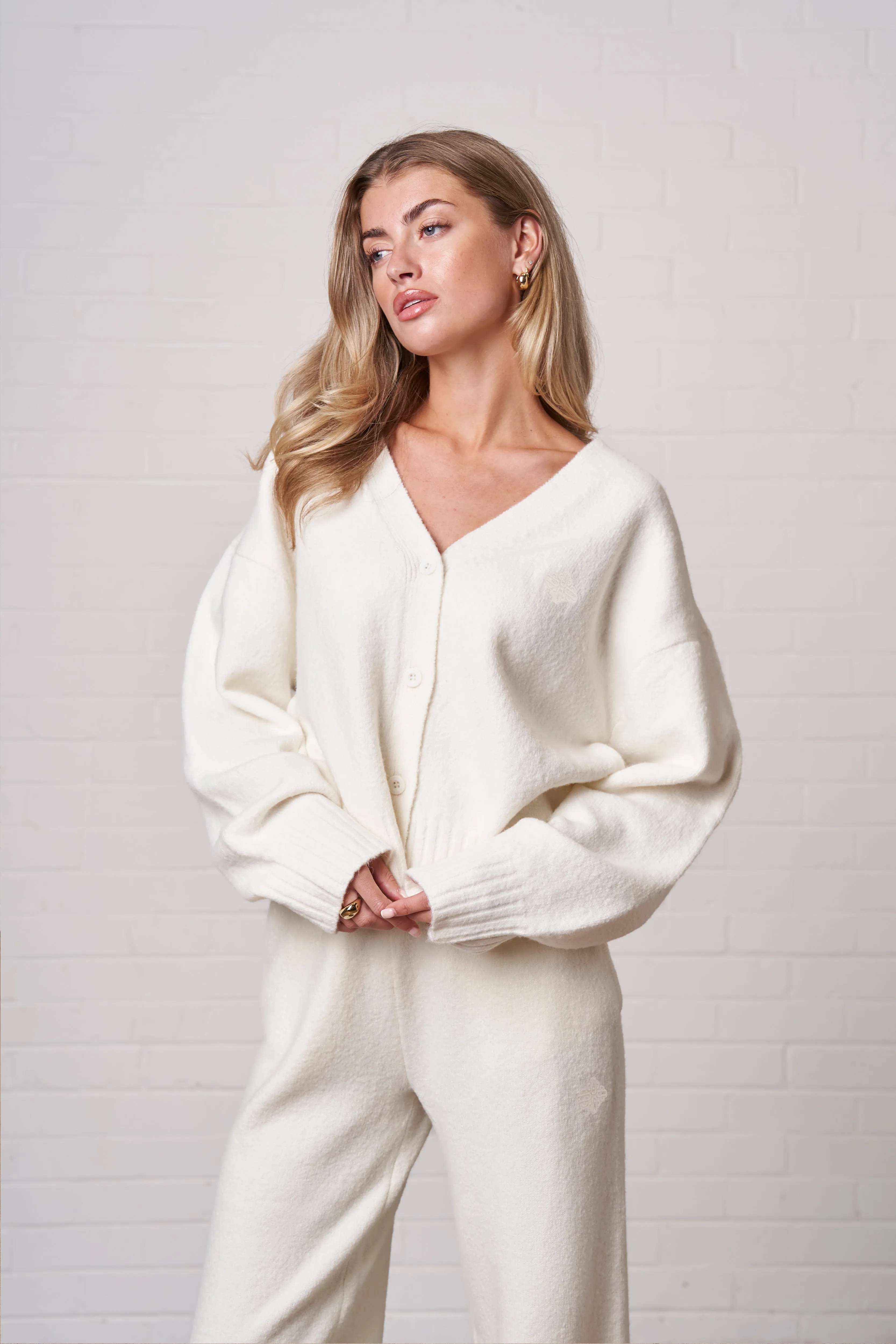 FLUFFY KNIT EMBLEM CARDIGAN - OFF-WHITE